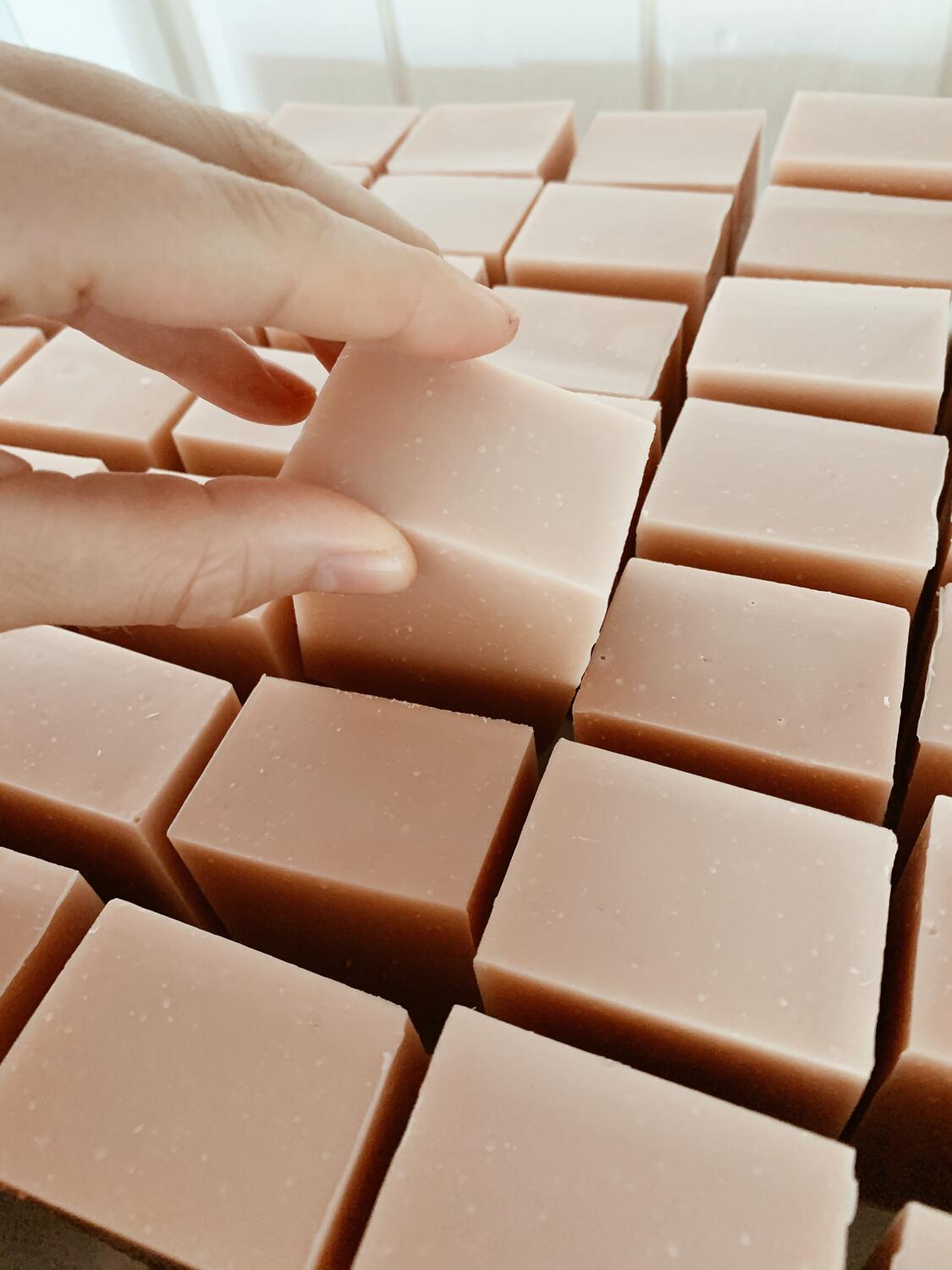 Beige lersæbebar, Geranium - 130 g.